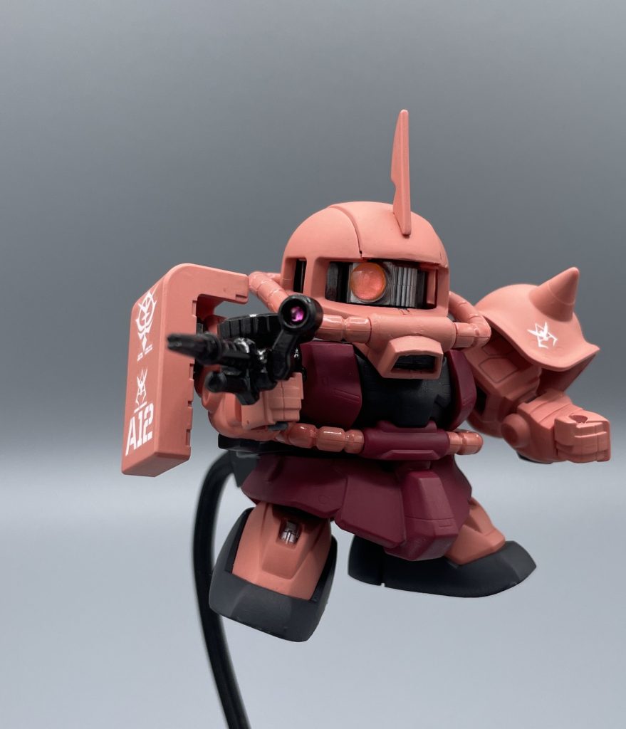 ザクマシンガン 今回は、キット付属のモノではなく、MSアンサンブルの武器類を装備させています。少し小さめなサイズ感が、SDのカッコ可愛さを引き立てるかなという狙いです。