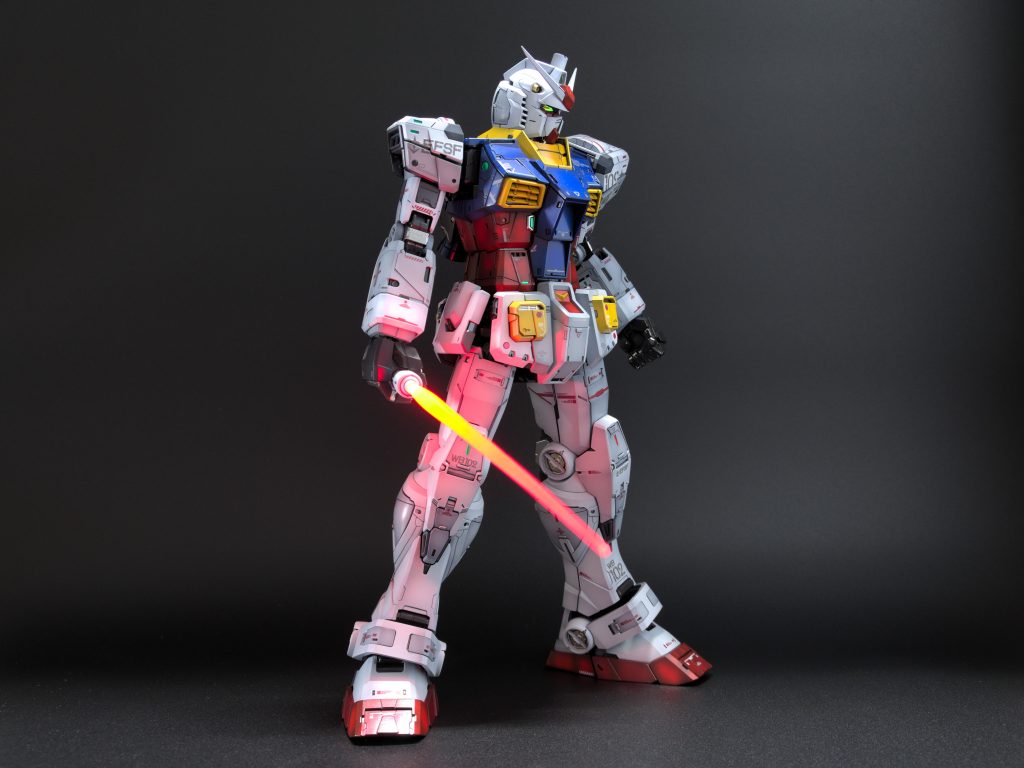 パーツ自体は複雑なものはなく、サクサクくみ上げることができました。ただ、総面積は大きいので塗装は結構大変でした。マーキングシールは水転写式ではないので貼るかどうか迷いましたが、ぎりぎりまで余白を切って使うことにしました。