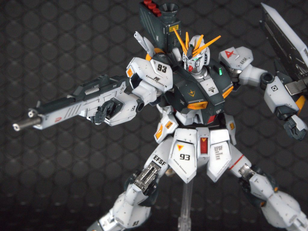 ビームライフルは殆ど造形の差はありませんが、銃持ち手に対応したHGUCのものを使用しています。