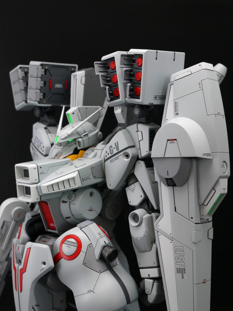 ミサイルポッドのハッチは分割してあるので、1枚ずつ開閉出来ます。お約束の加工ですね。