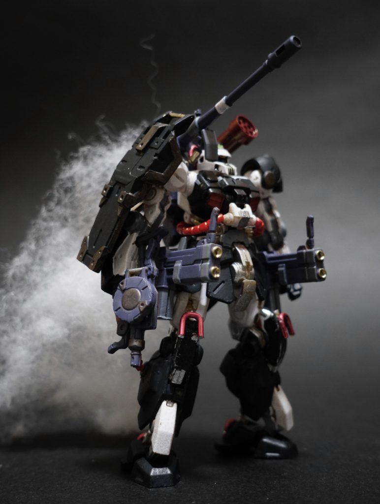 10.    で、しかし、ザク・キャノンといえばあの箱絵カラーが定番。どうしてもイメージカラーとして根強く定着しており、あまりカラバリ作成は多くないかも。せいぜいゼータに登場した不自然なパープルカラーとか。