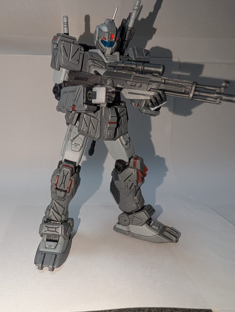 ライフル持ってパシャリ。ライフルのエネルギーパックはマ−ク2から。足の先端は角プラ棒等で成形しました。