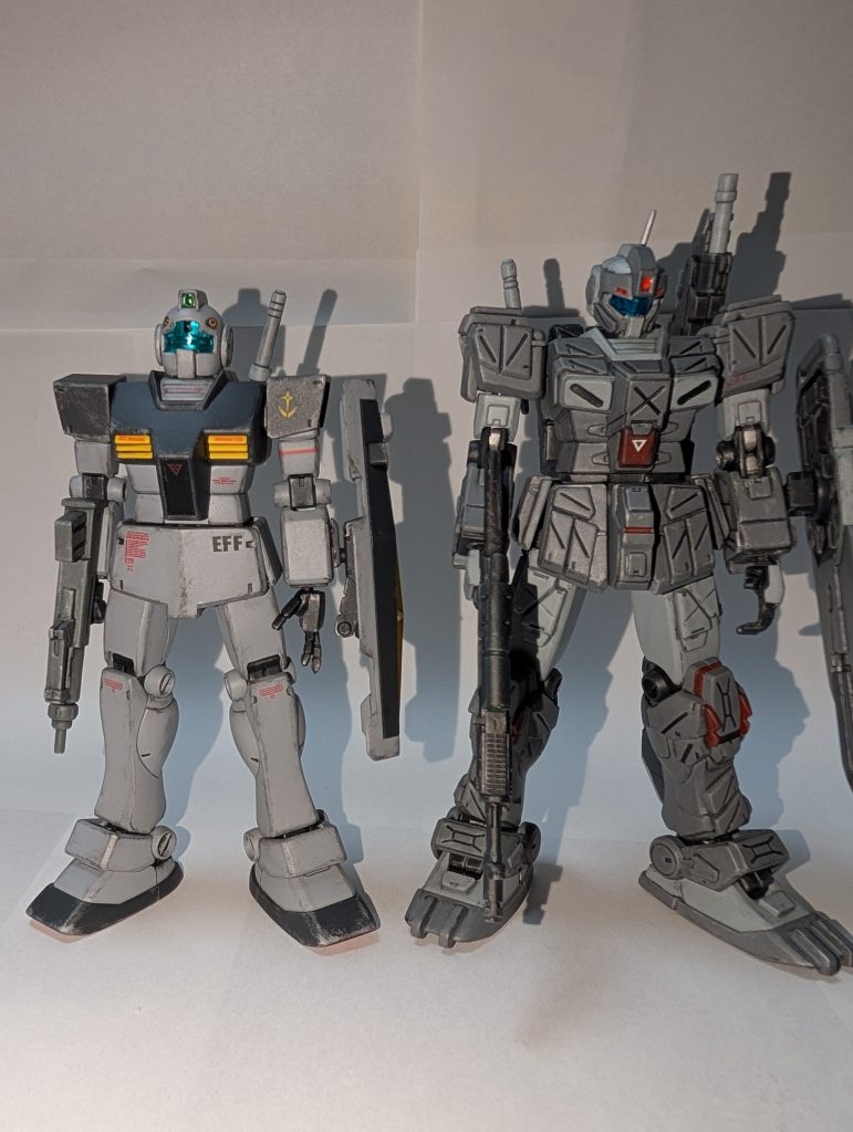 ノ−マルジムとパシャリ。ジムは色替えしただけです。成形色仕上げにするつもりでランナーパテにて接着してたのに思わずサフ塗布してしまいました。ライトグレーはサフの色ですw