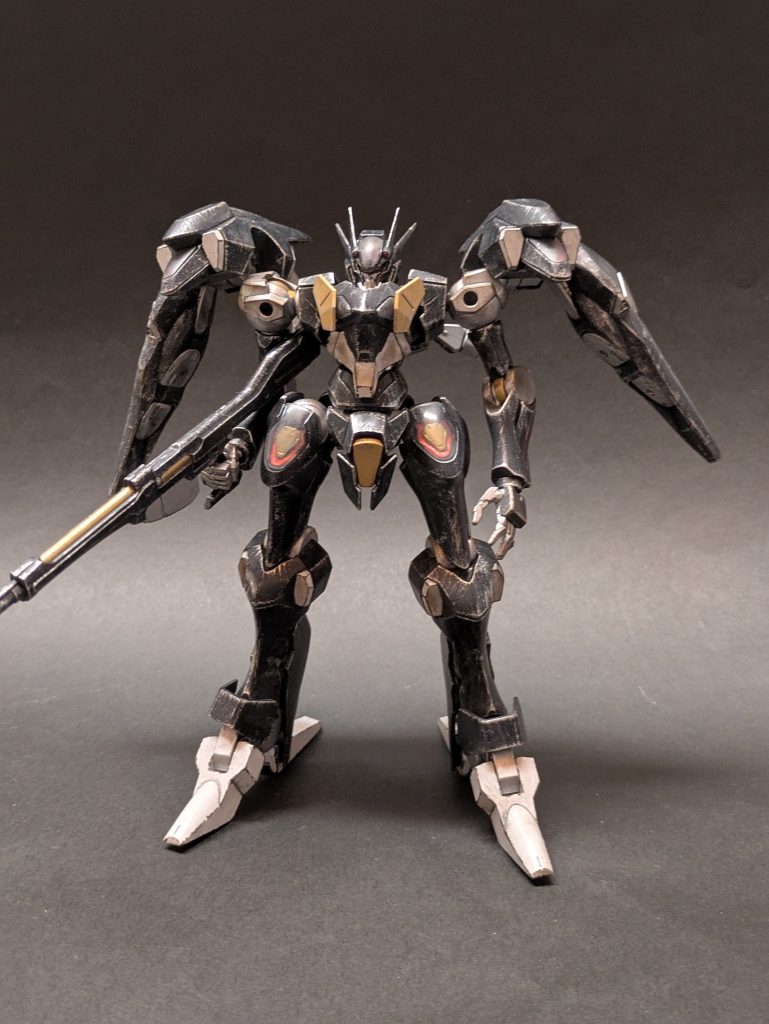 正面某ACの機体を彷彿とさせる独特なシルエットをしています。(デザイナーさんが某ACでデザインされていた方なので当然っちゃ当然ですね)めちゃくちゃカッコいい!黒い悪人面ガンダムという要素はサイコガンダムやAge2ダークハウンドやバンシィを彷彿とさせます!