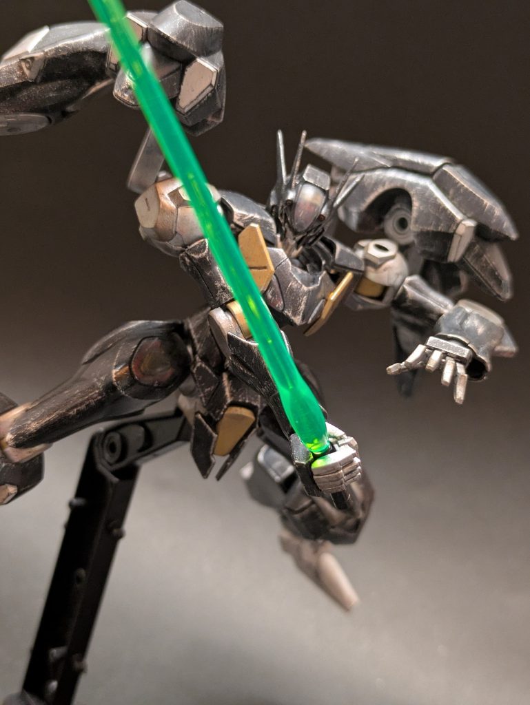 ビームサーベルを抜刀!劇中ではあまり使用しているイメージがありませんね…