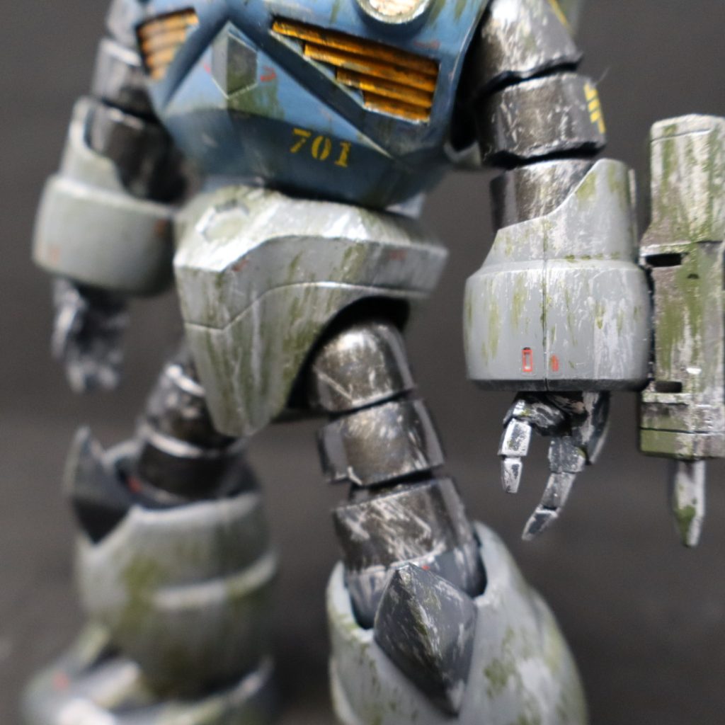 子供の頃、ズゴッグは爪だから武器とか持てないから不憫だなぁ～と思ってました😅爪だからこそのズゴッグなんですがね😊で、武器無くなったんで、右手に武器装着😆