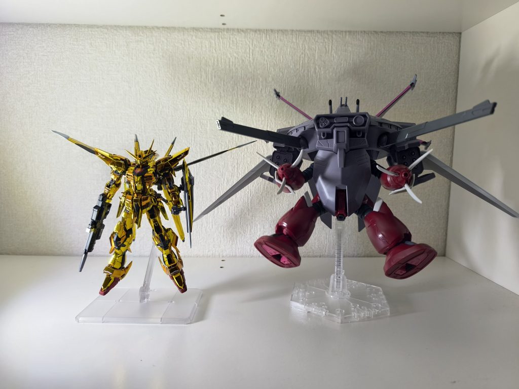 シード系のMSはサイズが小さい＋メッキで形状が見えにくい＋指紋防止で製作は大変でした。隣のズゴックくらい大きいと楽なんですけどね。