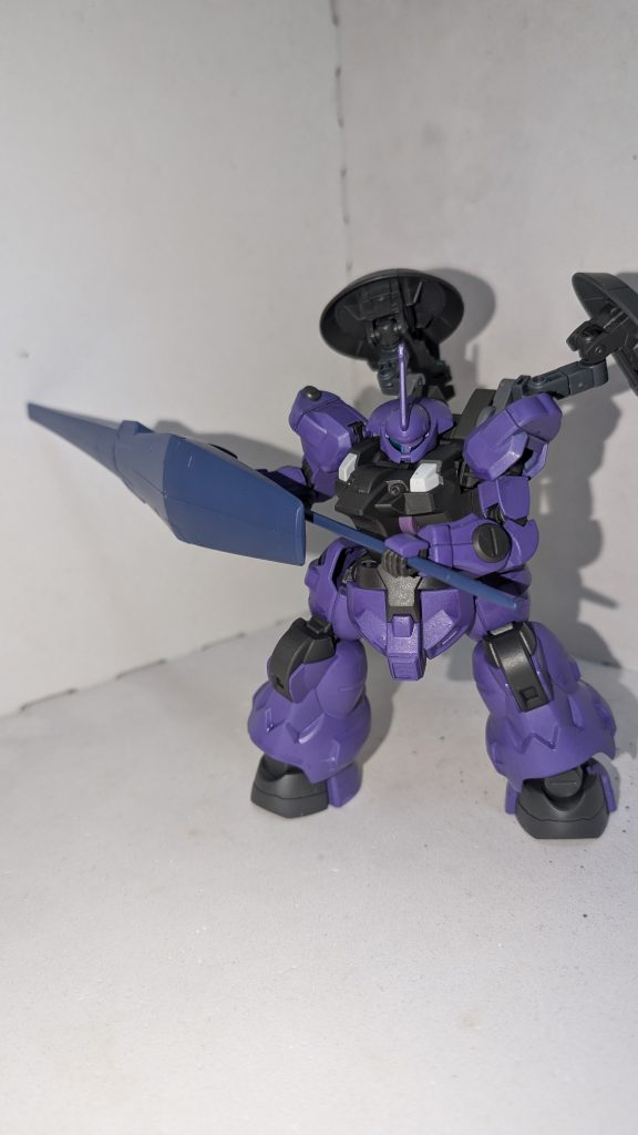 ディランザ(ユアン•ローゼリッテ専用機)ジェターク社の幹部、『ケイン•ローゼリッテ』の養子であるユアンの専用機。ユアンは元々アーシアンの生まれで、とある事情で地球に降りたケインの命を救った傭兵集団に所属する少年兵。ところが、『ただの傭兵にしておくには惜しい』とケインから能力を認められて養子となる。その後アスティカシア学園に入り、地球では望んでも得られなかった自由を謳歌する。性格は明るく親切かつ、面倒見が良い乙女♂(つまりオカマ)である。また、グエルやラウダからも実力や人柄を認められており、集団戦では真っ先に頭数として数えられる。ガタイのよさとは裏腹に、生活力の高さに裏打ちされた圧倒的家事スキルで『ジェターク寮のオカン』とも言える独自の立ち位置を築いている。 