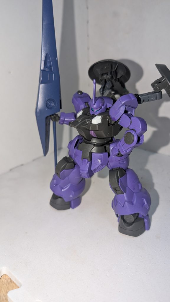 専用ランスキマリスのデストロイヤーランスそのまんま…………ユアンが『ある日、夢の中で見た最強の武器』を再現するべく考案した専用武装。端的に言うと、ビームバルカンを内蔵した無骨な質量武器。全体的に角張った形状にする事であえて貫通力を下げて、打突や殴打を前提とした運用目的の非殺傷(当社比)武器。ぶっちゃけると、ジャンク箱からキマリスのデストロイヤーランス見つけたからディランザに持たせたら、思いのほか様になってたので採用。手抜きとか言っちゃいけない。