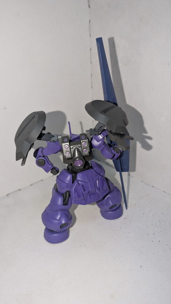 背面ディランザソルのミサイルランチャーをデチューンした一般品モデルの武装をバックパック部分に装着している。また、肩のシールドは『ランスを使う時邪魔だから(本人談)』という理由で背面に移植。シールド部分はラウダ機の予備パーツを流用。