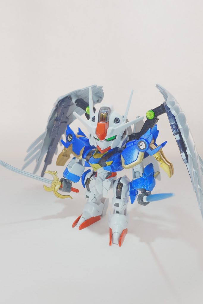 両腕をウィングゼロEWにし、肩を羽荒斗の鎧に変更しまいた。アンテナも羽荒斗のものにしようかと思ったのですが、普通に変な感じになりかけたので、頭部はそのままにして、バックアップをウィングゼロEWに変更翼の内側にツインバスターライフルを備えて撃てるように改造しました。