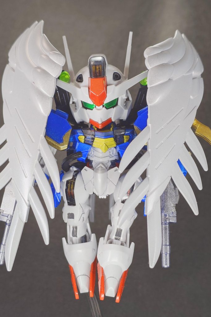 バックアップを稼働するように改造して翼を前面に出せるようにしまいた。もう少し閉じられるようにしたかったのですが、頭部に引っかかって無理でした。