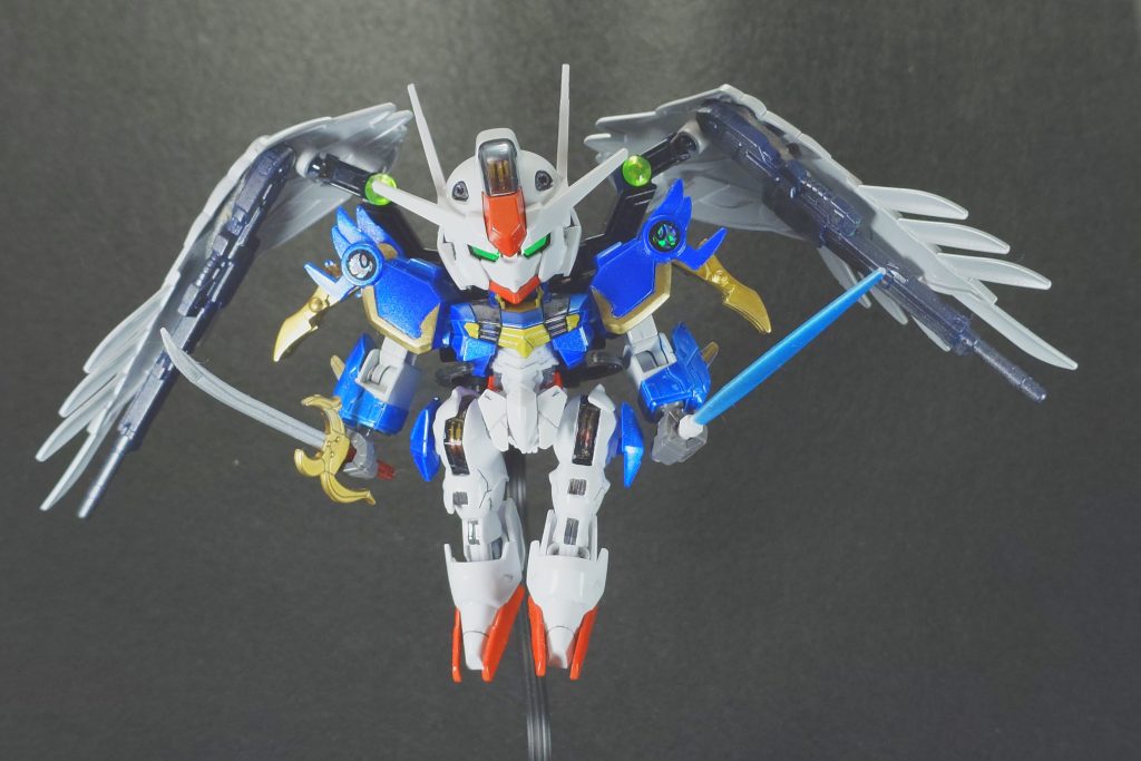 閉じていた翼を開いて実体剣とビームサーベルを構えたポーズ