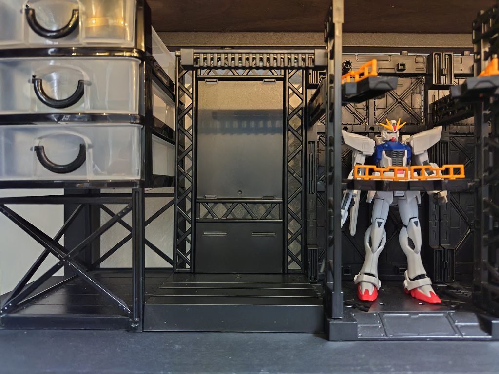 左の方には飾ったガンプラの付属品用の収納があります。