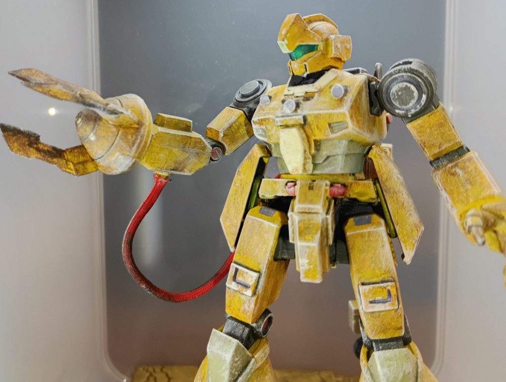 右腕は瓦礫の破壊や地面を掘るためのアーム左腕よりパワーあります