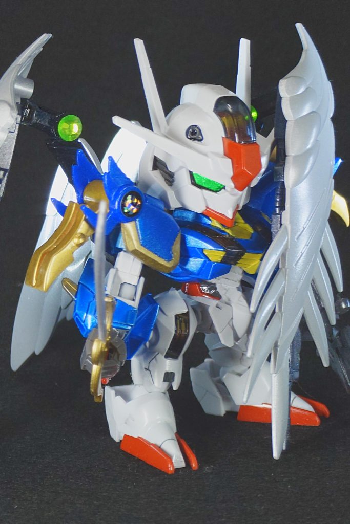 片翼を閉じて剣を構えるポーズは個人的にお気に入りです。