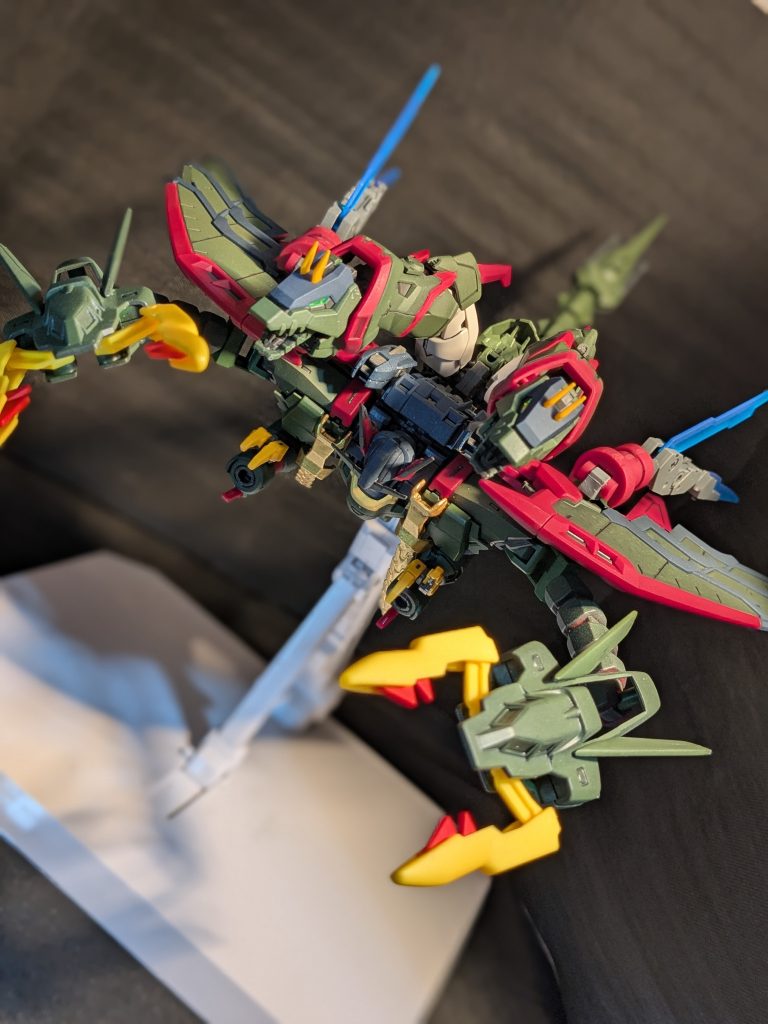 四頭というよりアームに見える気が…モビルアーマー形態は前のが四頭っぽいかな？