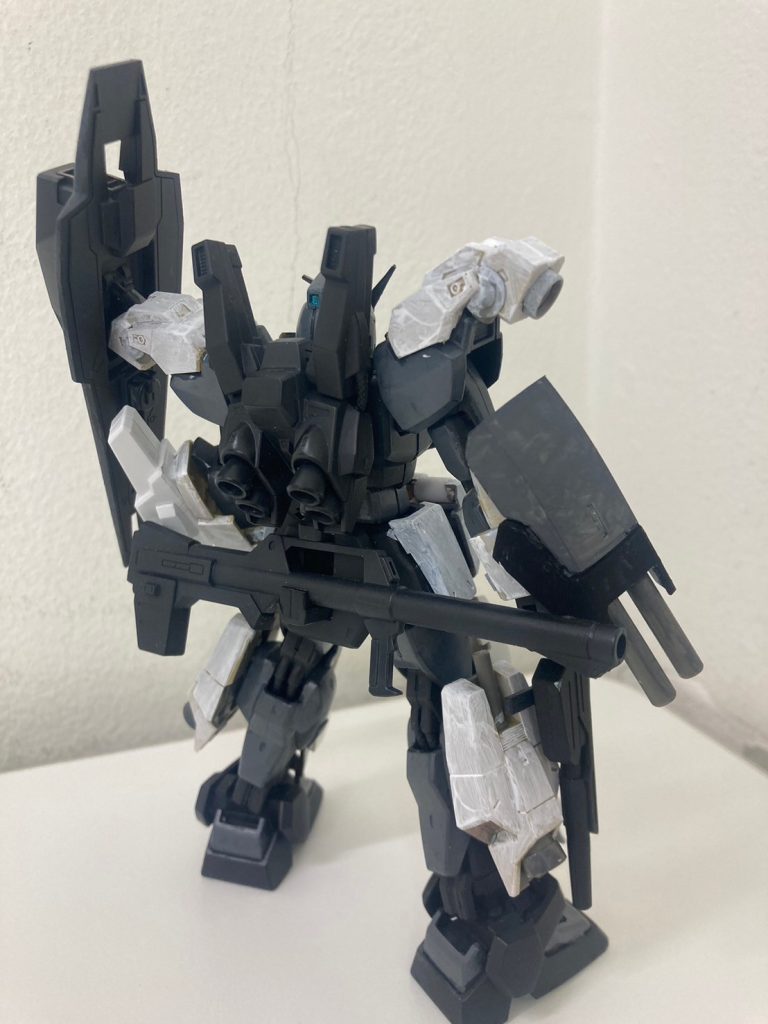 背面。筆跡がもっとひどい…右のシールド付き2連装砲はハインドリーシュトルムの盾を切り詰めたものにデミバーディングのバックパックに付いている砲を接着してます。奥側の左手の武器はEz-SRにも使われているブースターを、Zやバウのような小型ミサイルポッド風に見立てて小改造して付けてます。