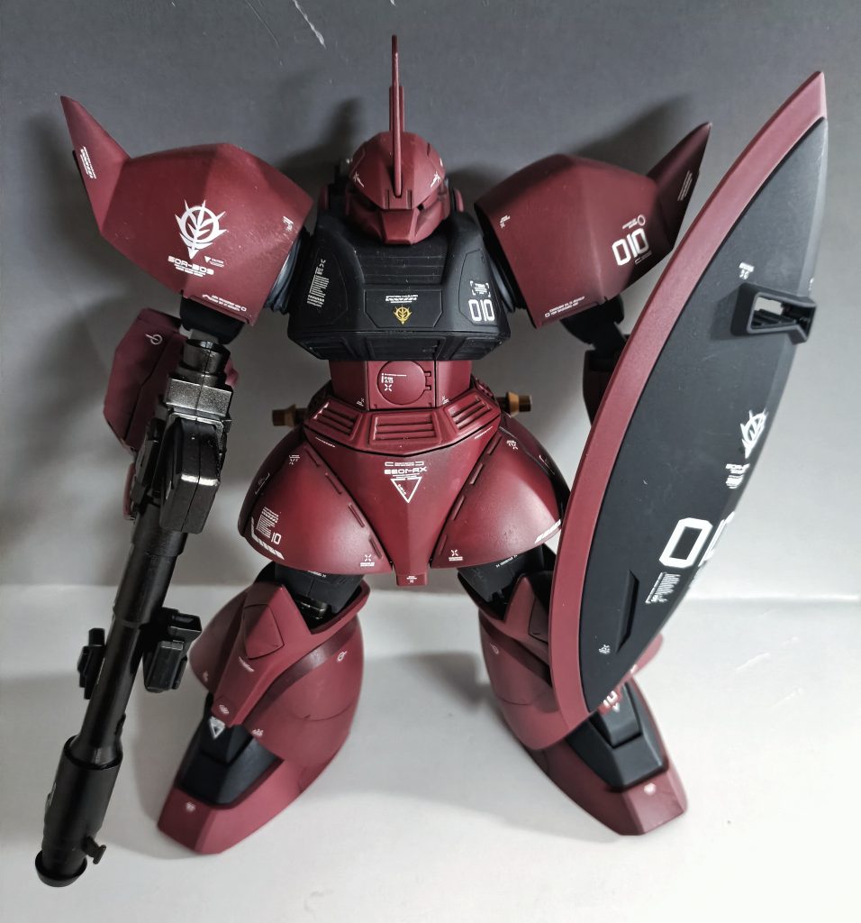 最初は何色に塗ろうか迷ってましたが子供の頃に持ってたZEONOGRAPHYのジョニー・ライデン専用ゲルググの懐かしさを思い出し塗ってみました