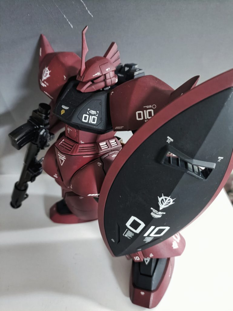 頭部は目つきを鋭くするために延長改造しましたが、鋭くしすぎてモノアイが見づらくなりました