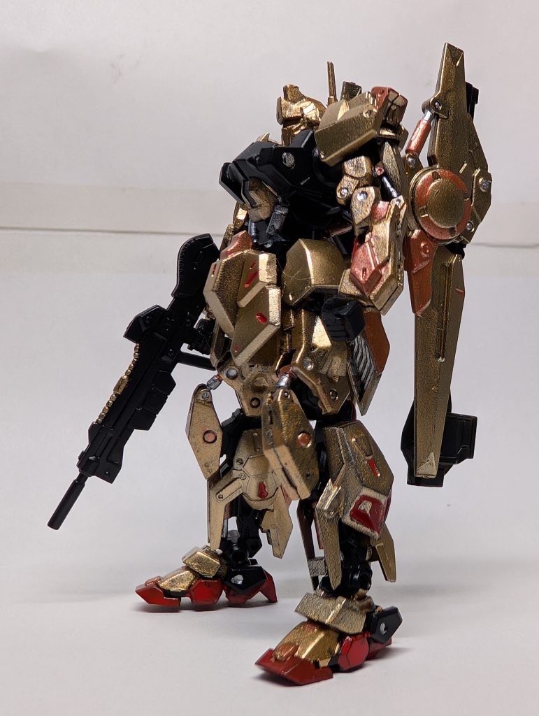 今回の全塗装は下地のブラックと大まかな部分のゴールドのみ塗装してそれ以外は全て筆塗りしました。筆塗りはなかなか骨の折れる作業でしたが、こうやって完成すると全塗装して良かったなと思いますね