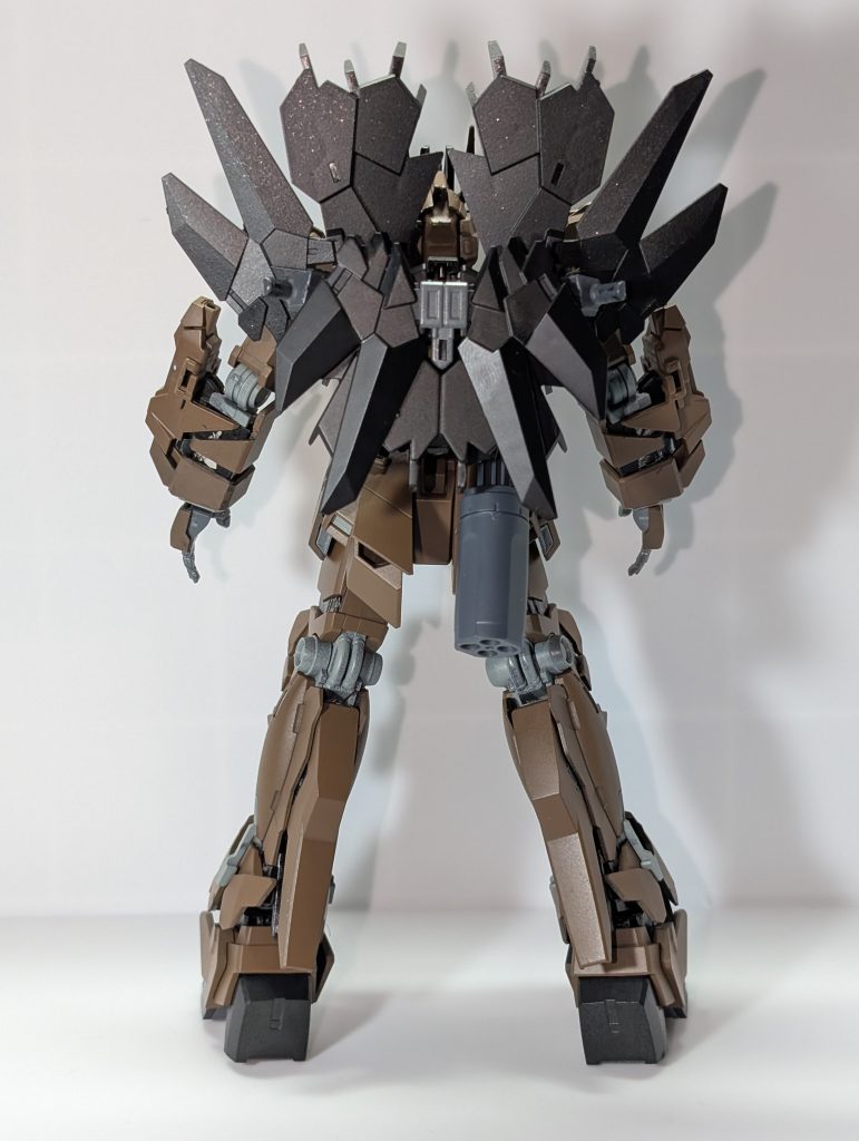 背面から遊んだ場所としては、キットの余剰パーツとして、恐らくフェネクス用だったであろうアームドアーマーDEを2つ着けるアームのような部品にアームドアーマーXCをもう一つ着けました。これでXCが2基装着されている状態です。もう一つ、サイコフレーム部分にのみ、初めてのラップ塗装をしています。セミグロスブラック→月光蝶ホロシルバーでラップ当て→スモークグレーでコートしていますので、一見はただのシルバー塗装ムラに見えるかもしれません(zaku-kao4)なんとかアヤシイ感じを塗装で表現できないかと試した次第です。