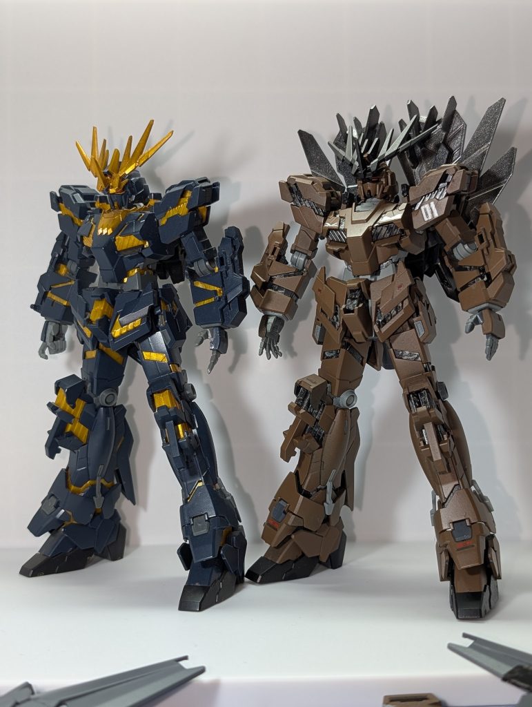 通常のバンシィと色比較ノマドの設定として、アームドアーマーXCの2基搭載によりオールドタイプのパイロットによる暴走ではないデストロイモード移行を可能とし、1基はNT-Dの発動、もう1基はn_i_t_r_oの発動を促進させるように稼働、2つのシステムを統合管理する為のプログラム「NiT-D」を組み込んでいて、オールドタイプでも強制的に強化人間化させ、サイコミュ・ジャック発生を可能としている。サイコフレームの発光色は「銀」だが、システムの不具合かパイロットの資質ゆえか、銀に黒が混じったように不安定な発光をする。…という感じです(安直!(gundam-kao5))