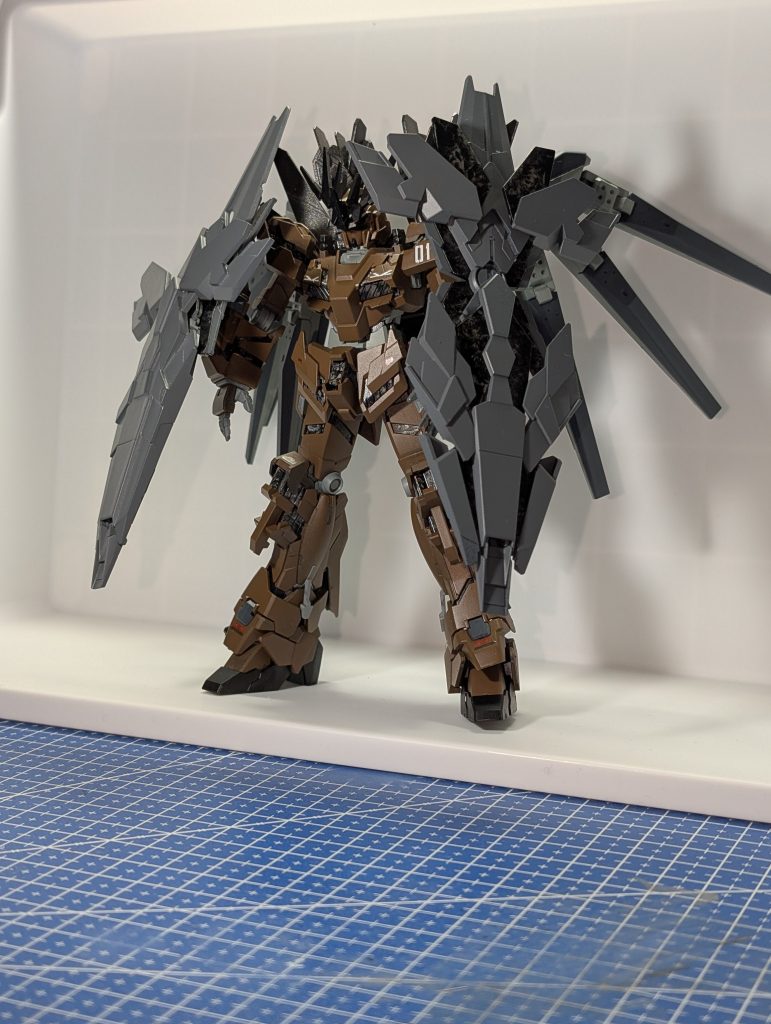 甲種装備アームドアーマーDEを両腕に装備、背部にフィン・ファンネルをマウント。DE先端のメガ・カノンとファンネルで攻撃も可能だが、実際にはファンネルバリアを張りつつDEをシールド・ブースターとして逃げ回り、その間に僚機に攻撃させるという、固い・速い・逃げるというコンセプトです。