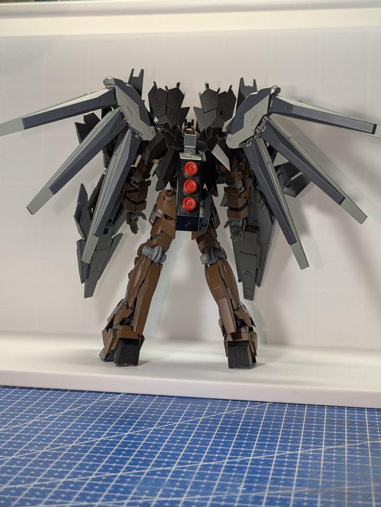 あんまり良いのが浮かびませんでした。サザビーのファンネルコンテナも着けられます。ファンネル9基!ビルダーズパーツのファンネルラックみたいなヤツを買っておけば良かったです。インコムという事にして、更に卑怯度が増したのに(gandam1)
