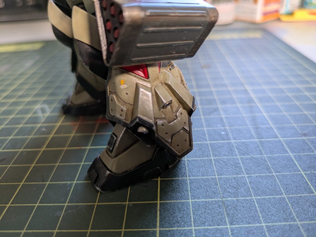 プラ版、スジ彫りで、デカール貼る面積が少なくなってしまいました…😅MGゲルググ、シャアザクのデカール等使用しました。