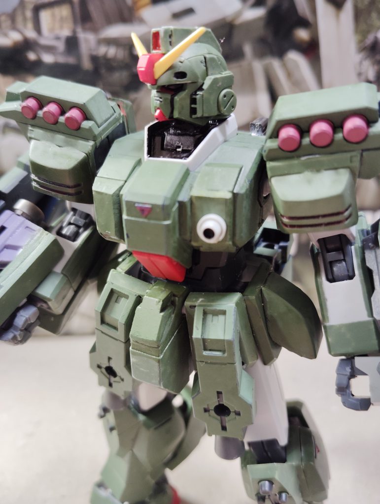 頭部にはバルカンを新設その代わり胸部はマルチランチャーのみに、肩部にはまたグレネードランチャー、同じようなものを付ける悪い癖です。