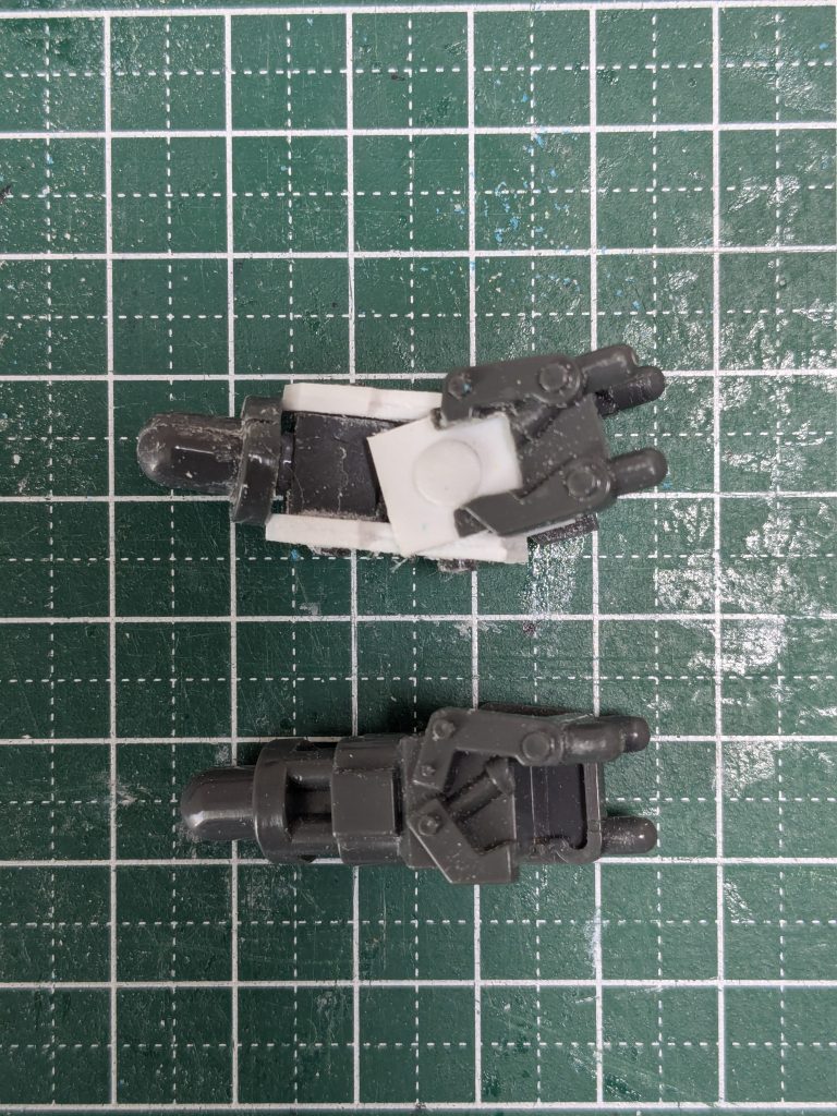 肩関節に上下前後の動きが欲しく改造しました。5mのポリキャップとプラ棒を各2個使いました。あまりサイズが変わらなくてよかったです。