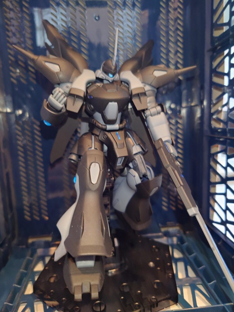 クリアランスというか可動域が狭くなってしまい、ポージングに幅がない。というのが今回最大の課題…股関節と脚の接続は、ガーベラ側が3mm棒、ケンプファー側がボールジョイント（5.5mm?）だったのですが5mmボールでは接続が合わずセロテープで太らせて無理やり接続してます。首は見た目には接続規格があってそうなのですが、しっかりハマらずこちらはケンプファー側の穴が逆に狭い形。