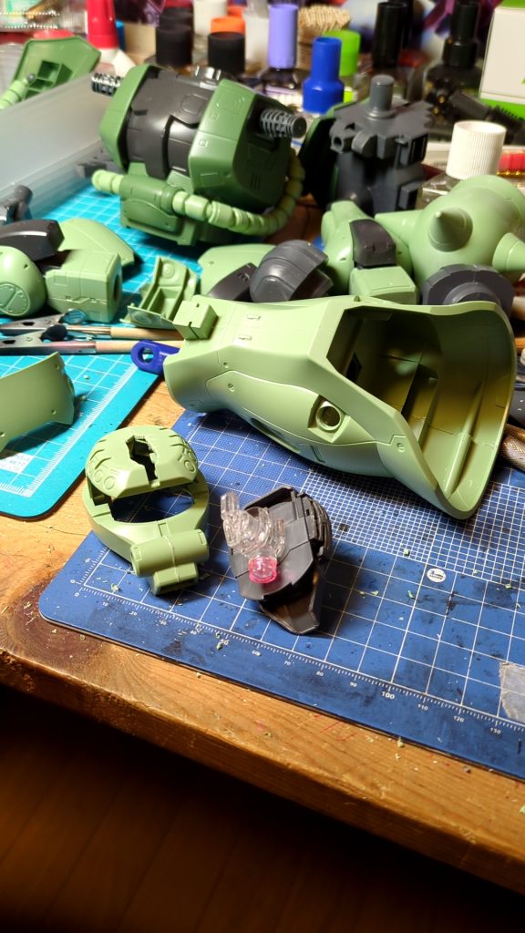 モノアイ点灯工作しやすい様に頭部を後ハメ加工しました。が電装お値段するので諦めました😭