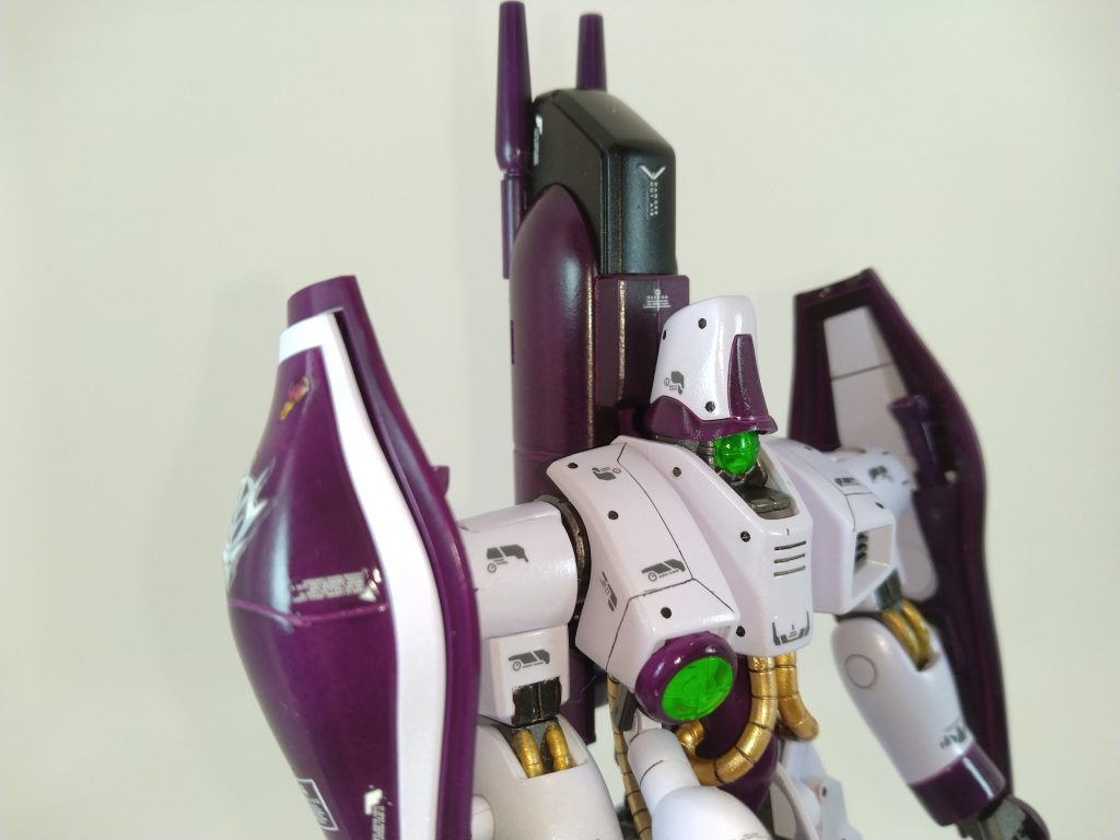 ダークチェリー色部分、公式の塗装レシピがなかなか破天荒で蛍光ピンクにクリアカラー混ぜる仕様。私はキャンディ風にクリアカラーを上塗りしました。