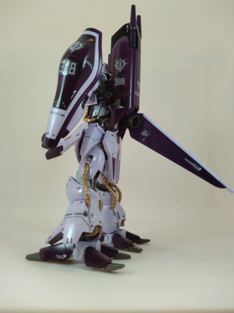 横から。独特なフォルムしてて、作っていくうちに愛着が湧く機体です。工作は合わせ目消し、スジボリ、リベットモールド追加程度で、市販デカールを使用。