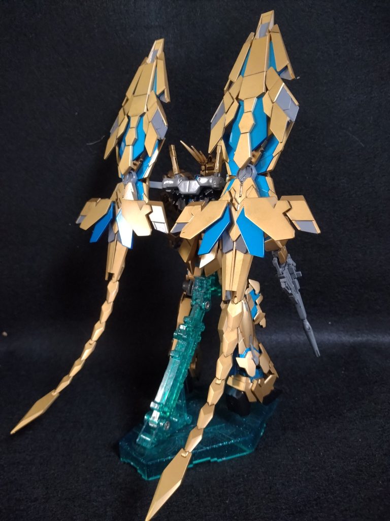 背面から見ると、アームドアーマーDEの間が空きすぎてしまった感じがしなくもありません。間をせばめようとするとDE下部のノズルを格納状態にする必要があったので、これでよしとしました。