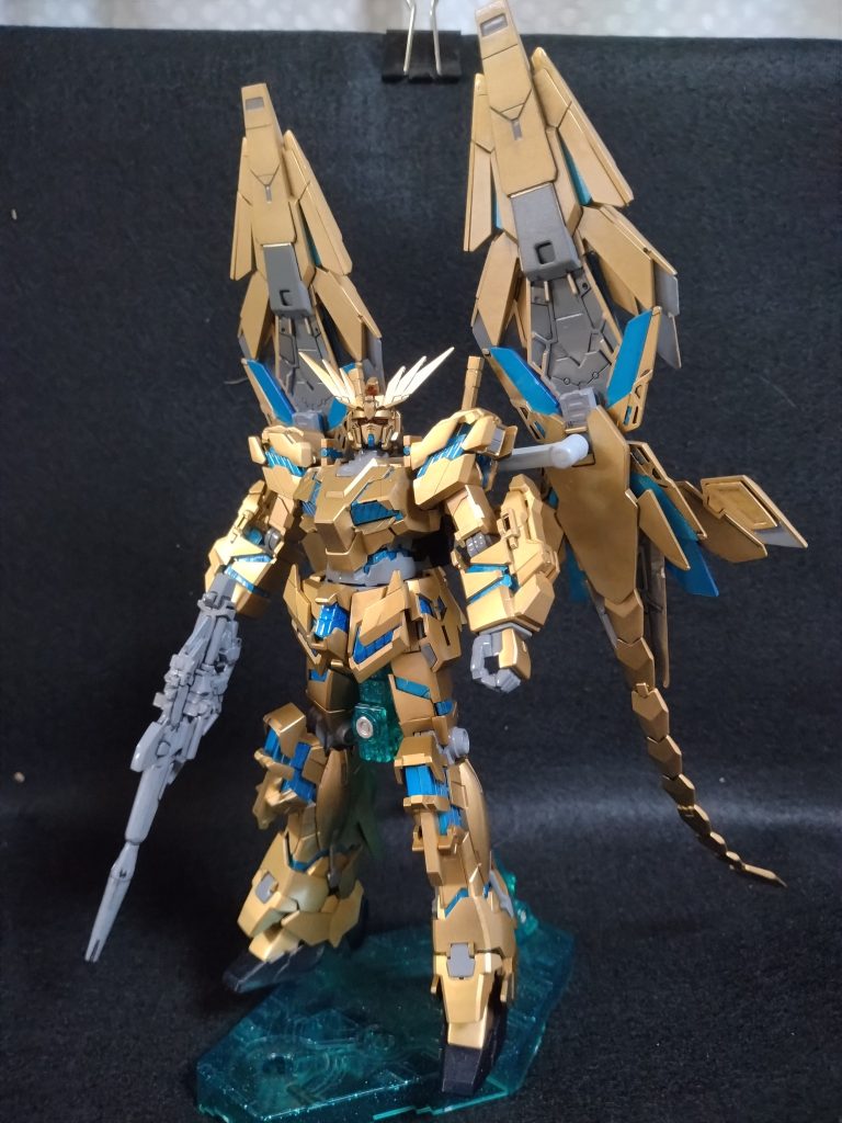 映画ガンダムNTを見ていると、背中のアームドアーマーDEは、本体と平行に配置されているように見えました。それを再現すべく、マウント部品を改造しました。