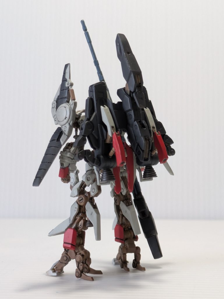 頭と胴体、爪先、バインダー、肩アーマーは百式です。