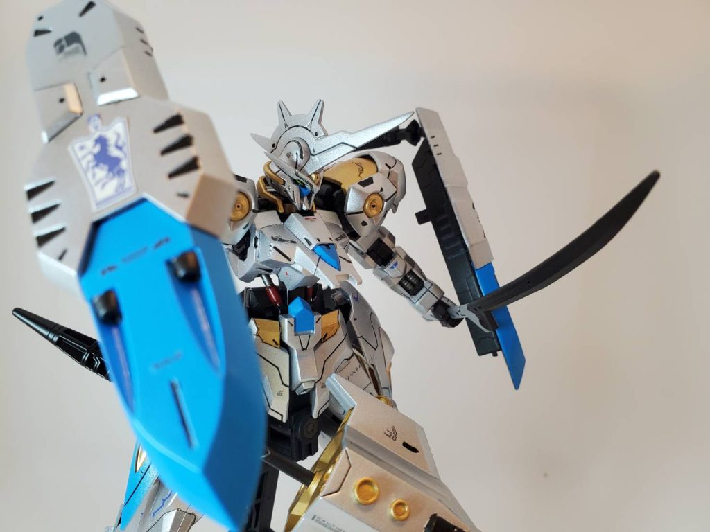 合わせ目消しはできる範囲で行い、スジボリと塗り分け、肉抜き埋め工作してます。