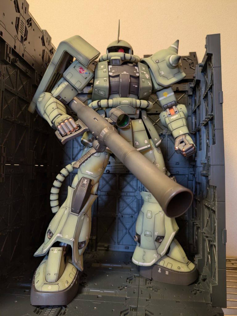 いつもの撮影ブース。頭が出ちゃうの💦量産ザクにはザクバズーカが装備されてます