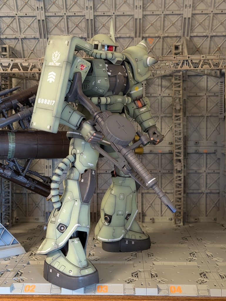 メイン塗装後に墨入れすると滲む為、今回は光沢クリヤー塗装後に墨入れ。拭き取りが楽でしたが一工程増えました(gundam-kao5)