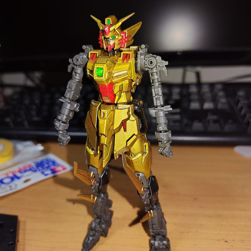 うろ覚えで塗装を進めた為、顔の横を赤にしてしまい、後ほどゴールドに塗りなおしました。