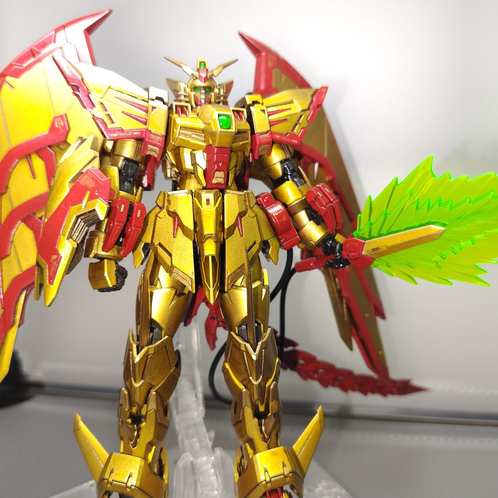 ゴールドの上からクリアイエローを吹き付けたキャンディ塗装をメインに、通常のゴールドも使用してメリハリをつけたつもりですが写真ではあまり分かりませんね。