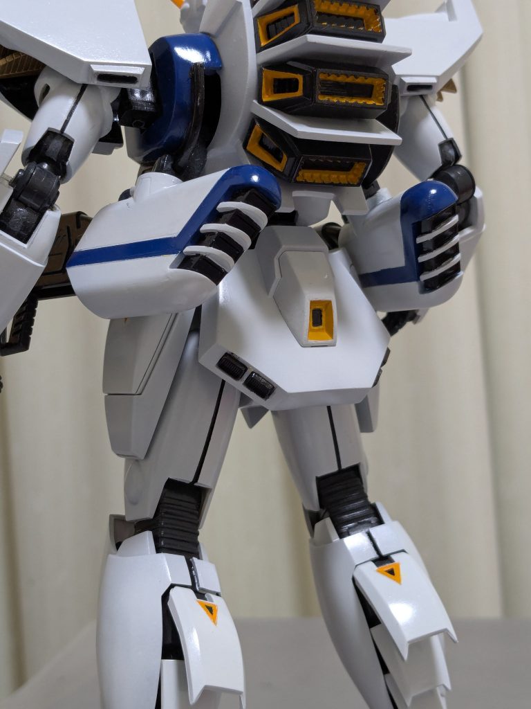 フロントアーマーとリアアーマーのアポジモーターは、角バーニアです。さすが1/60です。