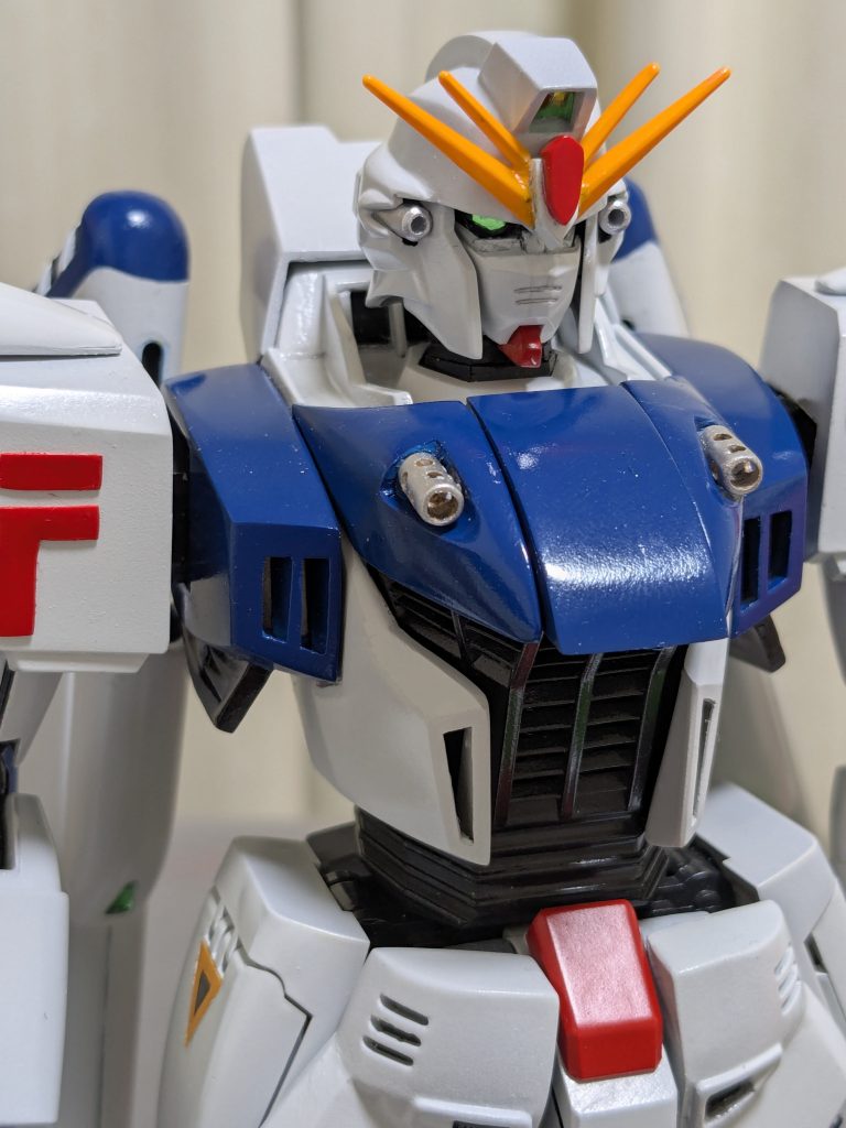 メガマシンキャノンは機関銃ぽく。筒に穴を開けました。射撃用復合センサーと通信アンテナは、塗装後に無くし、新造しました。自分が嫌になりました。