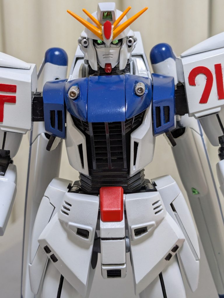 幅広にしたエアーインテークに縦フィンを追加しました。老眼もあり、F91の肩のロゴは、マスキングでは怖く。0.3mmプラバンを切って塗装し、貼りました。