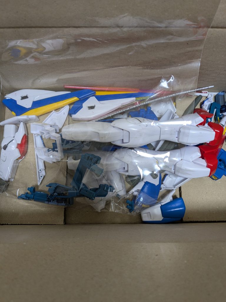 次は、クリーニング後の分解で、深緑の変形機構に使われている部品がことごとく割れ、バラバラになった1/60V２ガンダムの予定です。