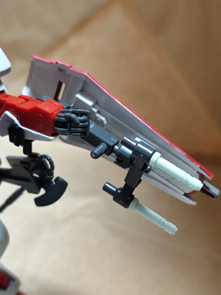 背中の武装のカラーリングは、試作機らしくイエローでまとめています。ビームサーベルの取り付け位置を迷ったのですが、カトキ版ガンダムのシールド裏に2本装備させる方式にしました。