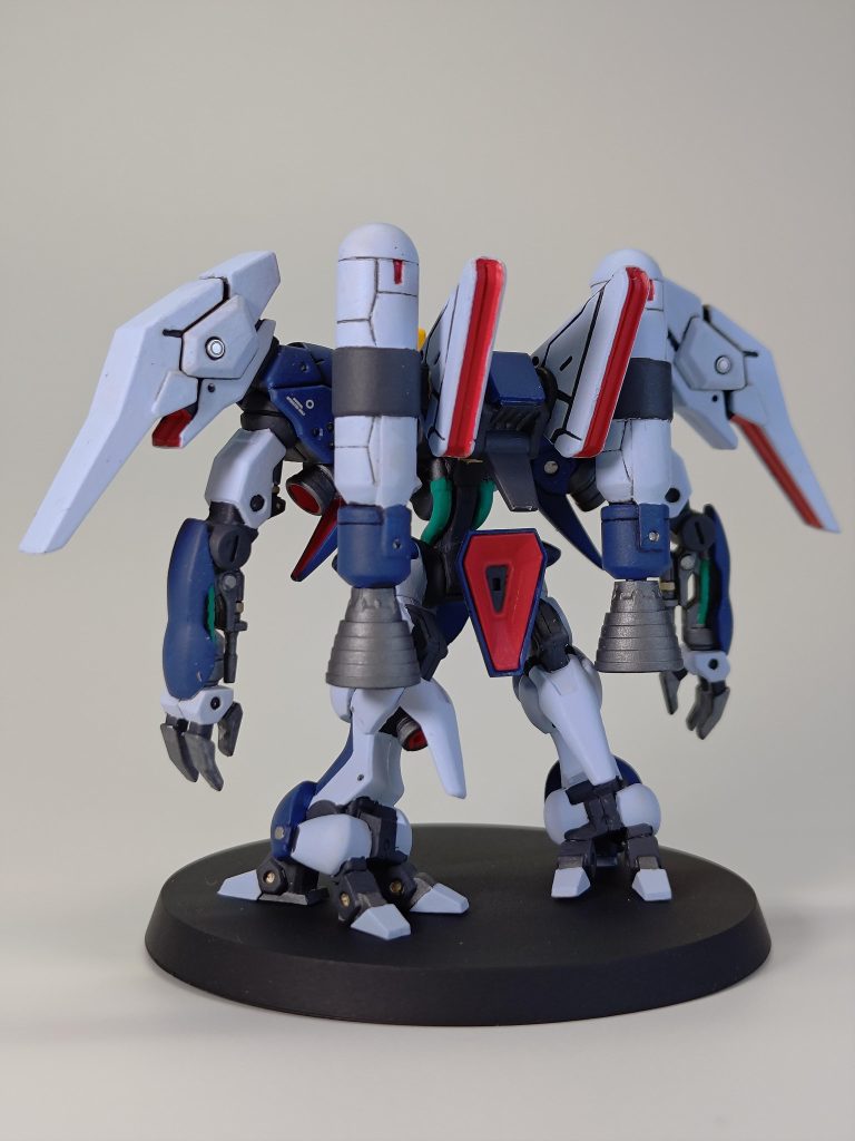 使用した塗料はファレホとタミヤのエナメル塗料です。ファレホのプライマーのグレーをサフに使い、ファレホで筆塗りしました。その後アクリジョンのクリアーでコートした上でエナメル塗料で部分塗装＋スミ入れ＋デカール貼りをしています。デカールの段差をターナーのグロスバーニッシュで消した後、同じくターナーのマットバーニッシュでつや消しトップコートで仕上げました。台座と足裏はネオジム磁石で固定しています。 